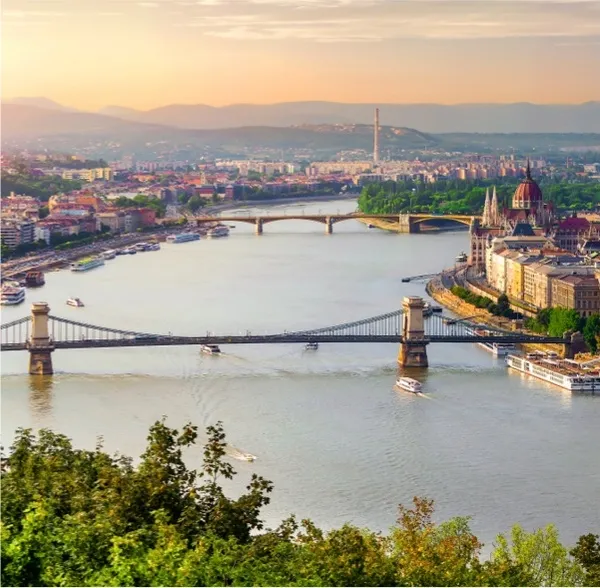 Panorama des sommerlichen Budapest