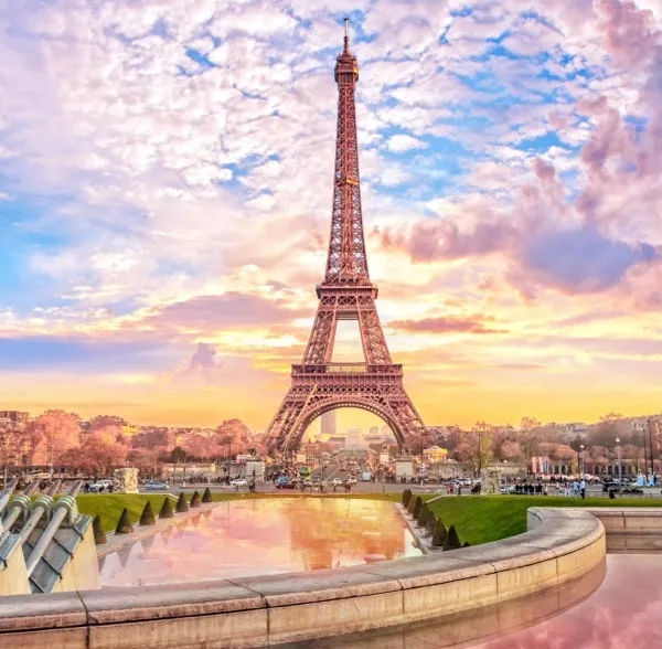 Eiffelturm bei Sonnenuntergang in Paris, Frankreich. Romantische Reise Hintergrund